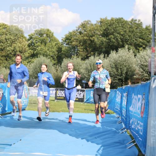 25.08.2024 - Elbe Triathlon Hamburg H.Heesch http://msf.ph/oto/6857446 25.08.2024 16:17:23 Ziel  meine-sportfotos.de
