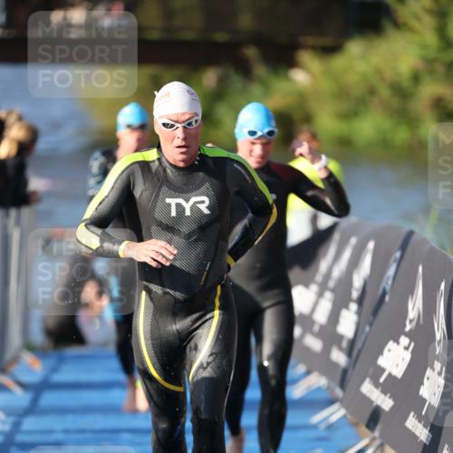 25.08.2024 - Elbe Triathlon Hamburg H.Heesch http://msf.ph/oto/6857485 25.08.2024 09:06:41 Schwimmen 228, 254, 277, 403, 442, 1850 meine-sportfotos.de