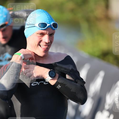 25.08.2024 - Elbe Triathlon Hamburg H.Heesch http://msf.ph/oto/6857570 25.08.2024 09:06:45 Schwimmen 228, 254, 277, 403, 442, 1850 meine-sportfotos.de