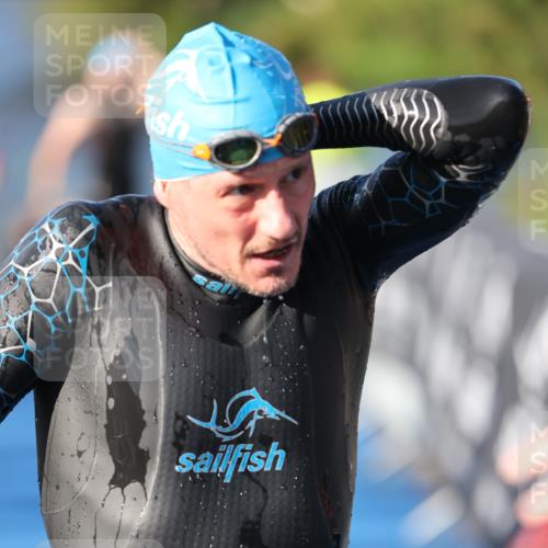 25.08.2024 - Elbe Triathlon Hamburg H.Heesch http://msf.ph/oto/6857587 25.08.2024 09:06:46 Schwimmen 228, 254, 277, 403, 442, 1850 meine-sportfotos.de