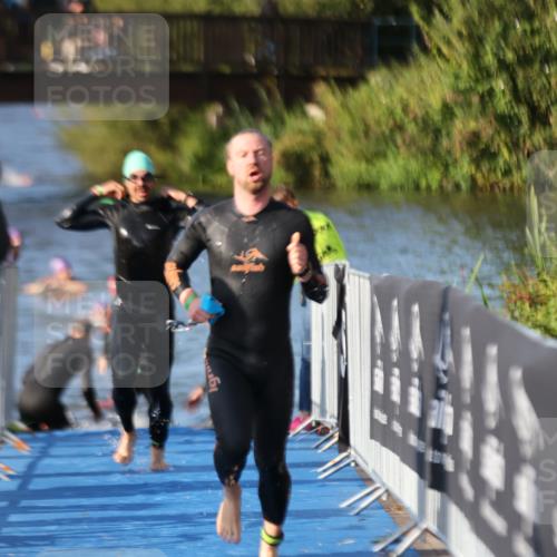 25.08.2024 - Elbe Triathlon Hamburg H.Heesch http://msf.ph/oto/6857704 25.08.2024 09:07:06 Schwimmen 224, 228, 281, 321, 325 meine-sportfotos.de