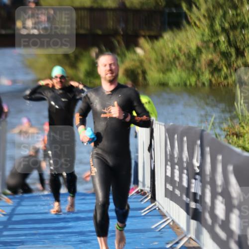 25.08.2024 - Elbe Triathlon Hamburg H.Heesch http://msf.ph/oto/6857711 25.08.2024 09:07:06 Schwimmen 224, 228, 281, 321, 325 meine-sportfotos.de