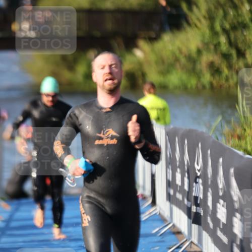 25.08.2024 - Elbe Triathlon Hamburg H.Heesch http://msf.ph/oto/6857769 25.08.2024 09:07:07 Schwimmen 224, 228, 281, 321, 325 meine-sportfotos.de