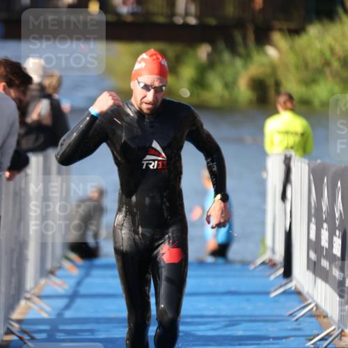 25.08.2024 - Elbe Triathlon Hamburg H.Heesch http://msf.ph/oto/6858447 25.08.2024 09:08:32 Schwimmen 300, 319, 391 meine-sportfotos.de