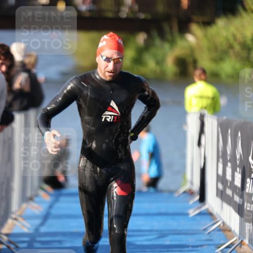 25.08.2024 - Elbe Triathlon Hamburg H.Heesch http://msf.ph/oto/6858460 25.08.2024 09:08:32 Schwimmen 300, 319, 391 meine-sportfotos.de
