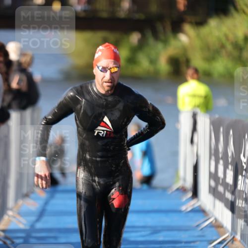 25.08.2024 - Elbe Triathlon Hamburg H.Heesch http://msf.ph/oto/6858469 25.08.2024 09:08:32 Schwimmen 300, 319, 391 meine-sportfotos.de