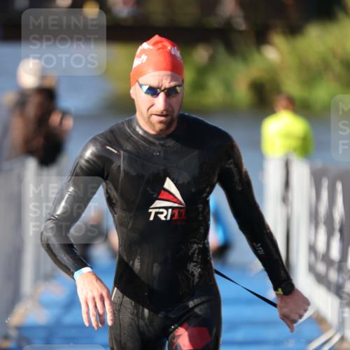 25.08.2024 - Elbe Triathlon Hamburg H.Heesch http://msf.ph/oto/6858477 25.08.2024 09:08:33 Schwimmen 319, 391 meine-sportfotos.de