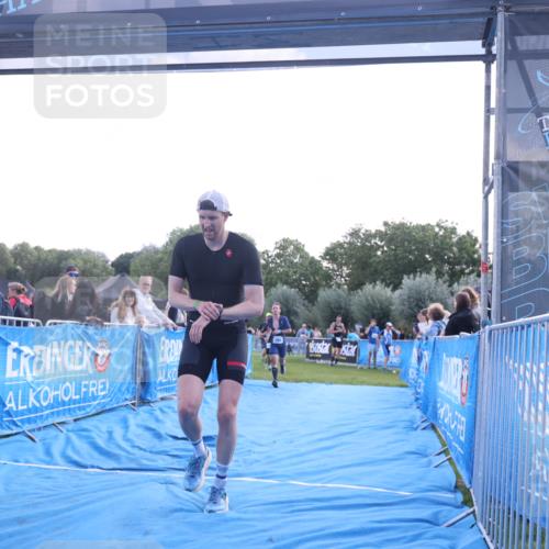 25.08.2024 - Elbe Triathlon Hamburg H.Heesch http://msf.ph/oto/6858588 25.08.2024 10:56:57 Ziel 200, 252, 278, 309 meine-sportfotos.de