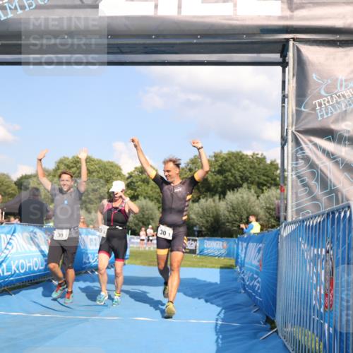 25.08.2024 - Elbe Triathlon Hamburg H.Heesch http://msf.ph/oto/6858853 25.08.2024 16:26:50 Ziel  meine-sportfotos.de