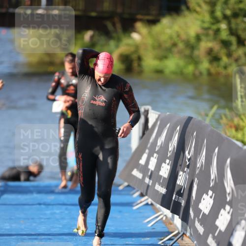 25.08.2024 - Elbe Triathlon Hamburg H.Heesch http://msf.ph/oto/6859022 25.08.2024 09:10:43 Schwimmen 345, 433 meine-sportfotos.de