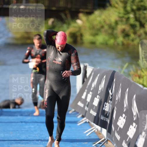 25.08.2024 - Elbe Triathlon Hamburg H.Heesch http://msf.ph/oto/6859033 25.08.2024 09:10:43 Schwimmen 345, 433 meine-sportfotos.de