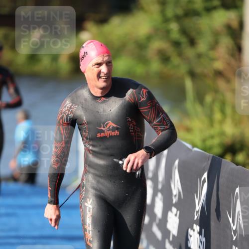 25.08.2024 - Elbe Triathlon Hamburg H.Heesch http://msf.ph/oto/6859071 25.08.2024 09:10:45 Schwimmen 345, 433 meine-sportfotos.de
