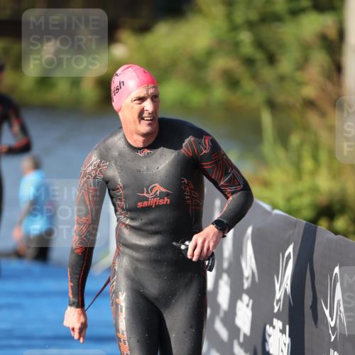 25.08.2024 - Elbe Triathlon Hamburg H.Heesch http://msf.ph/oto/6859076 25.08.2024 09:10:45 Schwimmen 345, 433 meine-sportfotos.de