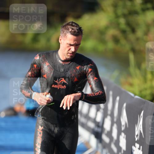 25.08.2024 - Elbe Triathlon Hamburg H.Heesch http://msf.ph/oto/6859107 25.08.2024 09:10:48 Schwimmen 345, 433 meine-sportfotos.de