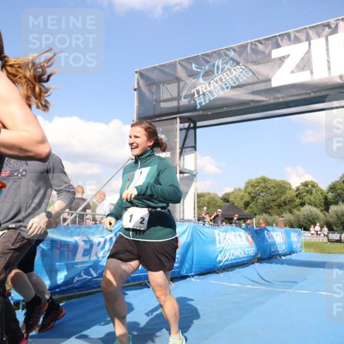 25.08.2024 - Elbe Triathlon Hamburg H.Heesch http://msf.ph/oto/6859130 25.08.2024 16:27:22 Ziel  meine-sportfotos.de
