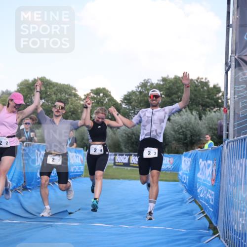 25.08.2024 - Elbe Triathlon Hamburg H.Heesch http://msf.ph/oto/6859222 25.08.2024 16:30:23 Ziel  meine-sportfotos.de