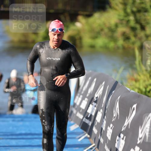25.08.2024 - Elbe Triathlon Hamburg H.Heesch http://msf.ph/oto/6859236 25.08.2024 09:11:17 Schwimmen 336, 396, 399 meine-sportfotos.de