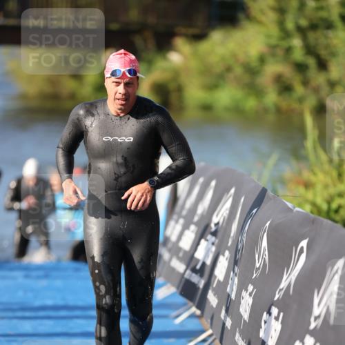 25.08.2024 - Elbe Triathlon Hamburg H.Heesch http://msf.ph/oto/6859240 25.08.2024 09:11:17 Schwimmen 336, 396, 399 meine-sportfotos.de