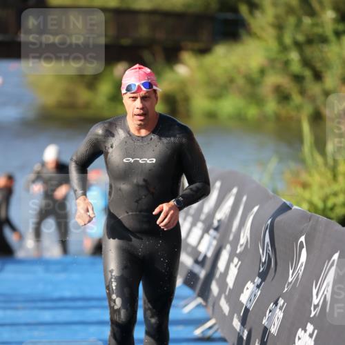 25.08.2024 - Elbe Triathlon Hamburg H.Heesch http://msf.ph/oto/6859255 25.08.2024 09:11:17 Schwimmen 336, 396, 399 meine-sportfotos.de