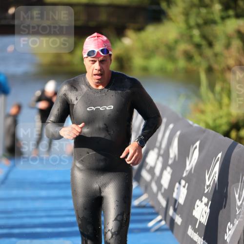 25.08.2024 - Elbe Triathlon Hamburg H.Heesch http://msf.ph/oto/6859307 25.08.2024 09:11:18 Schwimmen 336, 396, 399 meine-sportfotos.de