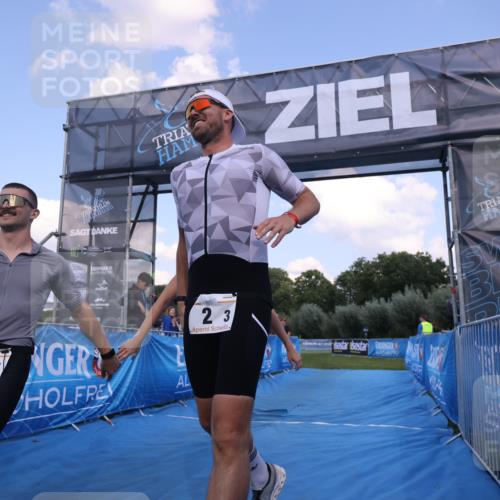 25.08.2024 - Elbe Triathlon Hamburg H.Heesch http://msf.ph/oto/6859350 25.08.2024 16:30:25 Ziel  meine-sportfotos.de