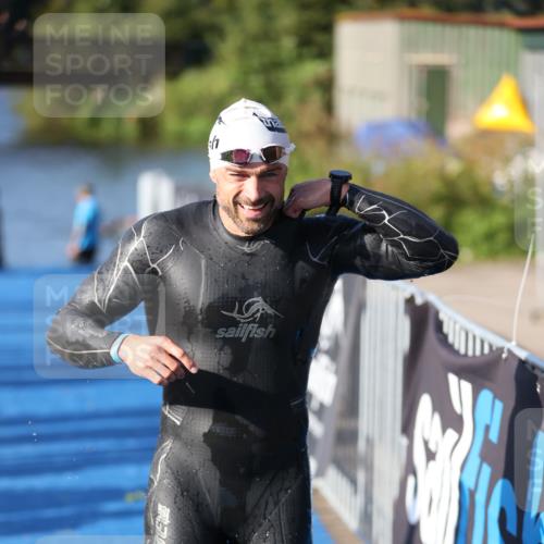25.08.2024 - Elbe Triathlon Hamburg H.Heesch http://msf.ph/oto/6859447 25.08.2024 09:11:27 Schwimmen 336, 396, 399 meine-sportfotos.de
