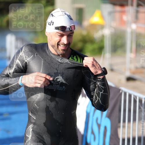 25.08.2024 - Elbe Triathlon Hamburg H.Heesch http://msf.ph/oto/6859469 25.08.2024 09:11:28 Schwimmen 336, 396, 399 meine-sportfotos.de