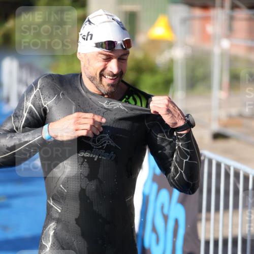 25.08.2024 - Elbe Triathlon Hamburg H.Heesch http://msf.ph/oto/6859475 25.08.2024 09:11:28 Schwimmen 336, 396, 399 meine-sportfotos.de
