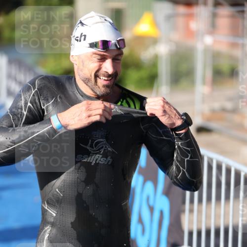 25.08.2024 - Elbe Triathlon Hamburg H.Heesch http://msf.ph/oto/6859480 25.08.2024 09:11:28 Schwimmen 336, 396, 399 meine-sportfotos.de