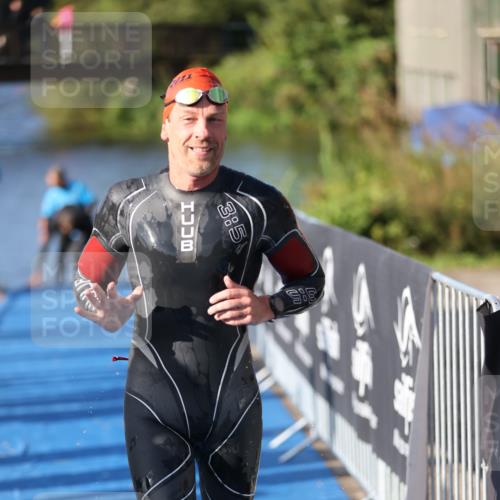 25.08.2024 - Elbe Triathlon Hamburg H.Heesch http://msf.ph/oto/6859526 25.08.2024 09:11:45 Schwimmen 424 meine-sportfotos.de