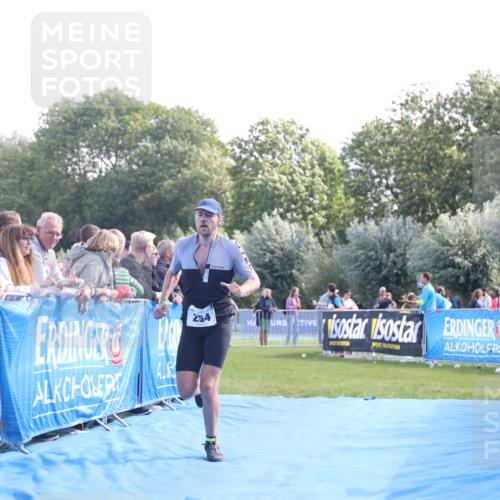 25.08.2024 - Elbe Triathlon Hamburg H.Heesch http://msf.ph/oto/6859539 25.08.2024 11:00:40 Ziel 254 meine-sportfotos.de