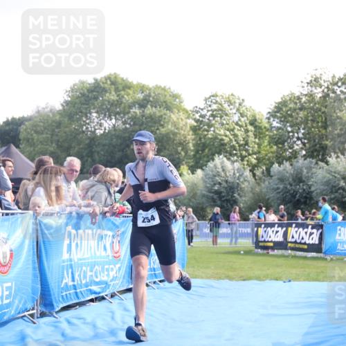 25.08.2024 - Elbe Triathlon Hamburg H.Heesch http://msf.ph/oto/6859544 25.08.2024 11:00:41 Ziel 254 meine-sportfotos.de