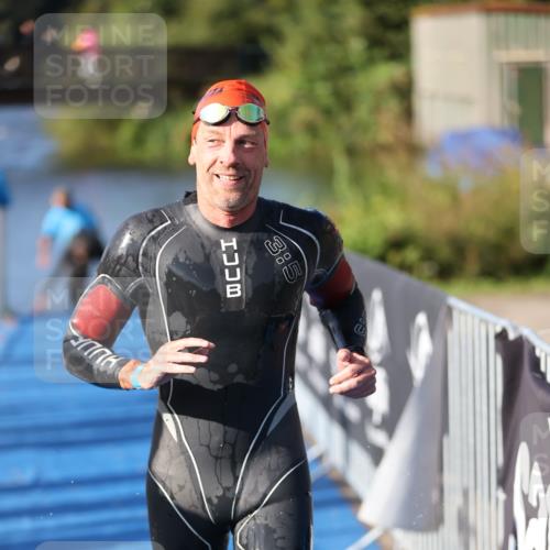 25.08.2024 - Elbe Triathlon Hamburg H.Heesch http://msf.ph/oto/6859551 25.08.2024 09:11:46 Schwimmen 424 meine-sportfotos.de