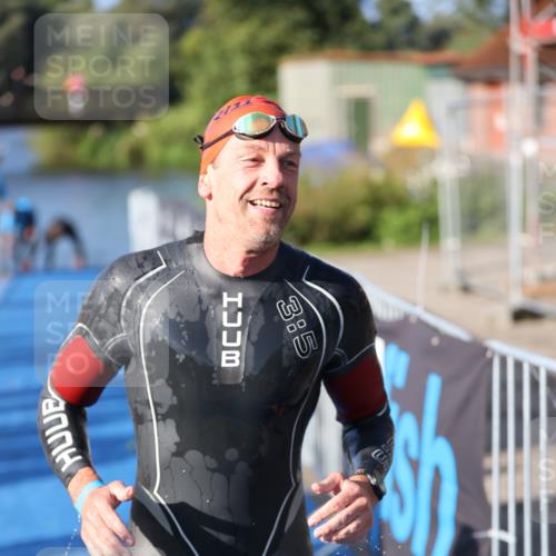 25.08.2024 - Elbe Triathlon Hamburg H.Heesch http://msf.ph/oto/6859557 25.08.2024 09:11:46 Schwimmen 424 meine-sportfotos.de