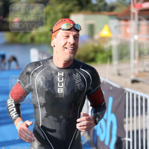 25.08.2024 - Elbe Triathlon Hamburg H.Heesch http://msf.ph/oto/6859560 25.08.2024 09:11:46 Schwimmen 424 meine-sportfotos.de