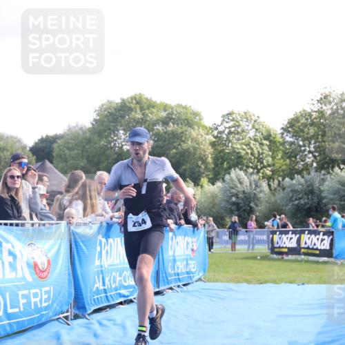 25.08.2024 - Elbe Triathlon Hamburg H.Heesch http://msf.ph/oto/6859566 25.08.2024 11:00:41 Ziel 254 meine-sportfotos.de