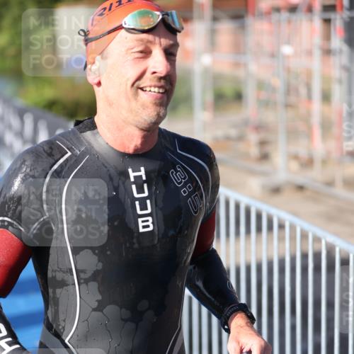 25.08.2024 - Elbe Triathlon Hamburg H.Heesch http://msf.ph/oto/6859589 25.08.2024 09:11:47 Schwimmen 424 meine-sportfotos.de