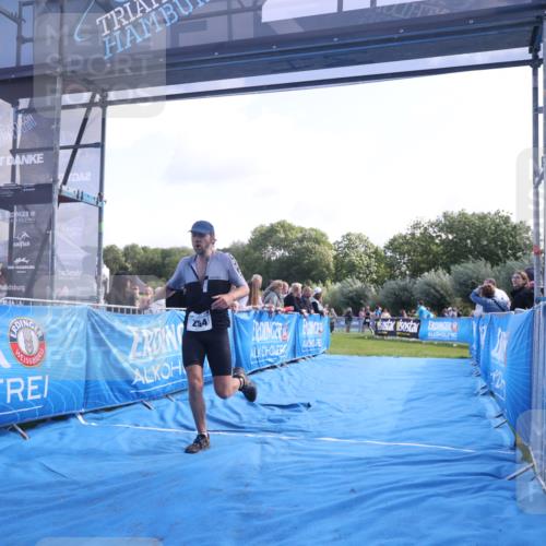 25.08.2024 - Elbe Triathlon Hamburg H.Heesch http://msf.ph/oto/6859607 25.08.2024 11:00:42 Ziel 254 meine-sportfotos.de