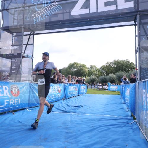 25.08.2024 - Elbe Triathlon Hamburg H.Heesch http://msf.ph/oto/6859631 25.08.2024 11:00:42 Ziel 254 meine-sportfotos.de