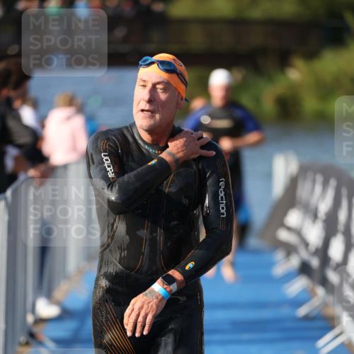 25.08.2024 - Elbe Triathlon Hamburg H.Heesch http://msf.ph/oto/6859660 25.08.2024 09:13:18 Schwimmen 220, 342, 410, 443 meine-sportfotos.de