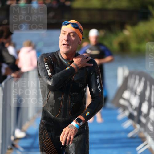 25.08.2024 - Elbe Triathlon Hamburg H.Heesch http://msf.ph/oto/6859664 25.08.2024 09:13:18 Schwimmen 220, 342, 410, 443 meine-sportfotos.de