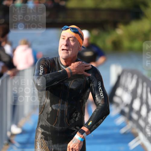 25.08.2024 - Elbe Triathlon Hamburg H.Heesch http://msf.ph/oto/6859678 25.08.2024 09:13:18 Schwimmen 220, 342, 410, 443 meine-sportfotos.de