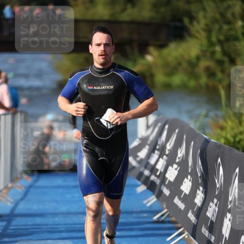 25.08.2024 - Elbe Triathlon Hamburg H.Heesch http://msf.ph/oto/6859711 25.08.2024 09:13:20 Schwimmen 220, 342, 410, 443 meine-sportfotos.de