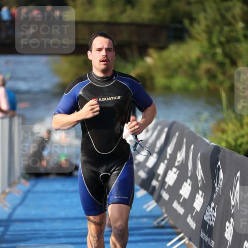 25.08.2024 - Elbe Triathlon Hamburg H.Heesch http://msf.ph/oto/6859723 25.08.2024 09:13:21 Schwimmen 220, 342, 410, 443 meine-sportfotos.de