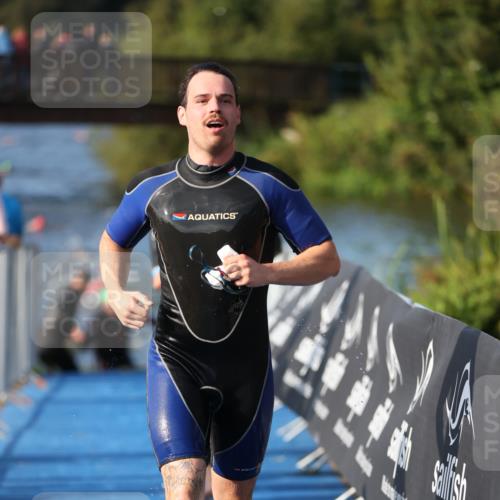 25.08.2024 - Elbe Triathlon Hamburg H.Heesch http://msf.ph/oto/6859729 25.08.2024 09:13:21 Schwimmen 220, 342, 410, 443 meine-sportfotos.de