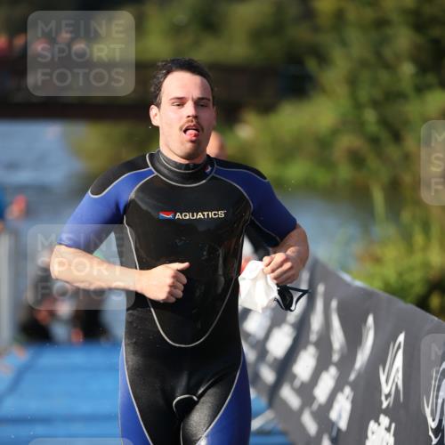 25.08.2024 - Elbe Triathlon Hamburg H.Heesch http://msf.ph/oto/6859755 25.08.2024 09:13:21 Schwimmen 220, 342, 410, 443 meine-sportfotos.de