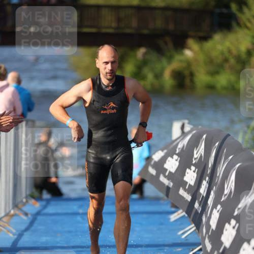 25.08.2024 - Elbe Triathlon Hamburg H.Heesch http://msf.ph/oto/6860112 25.08.2024 09:14:03 Schwimmen 349, 367, 408, 420, 440 meine-sportfotos.de