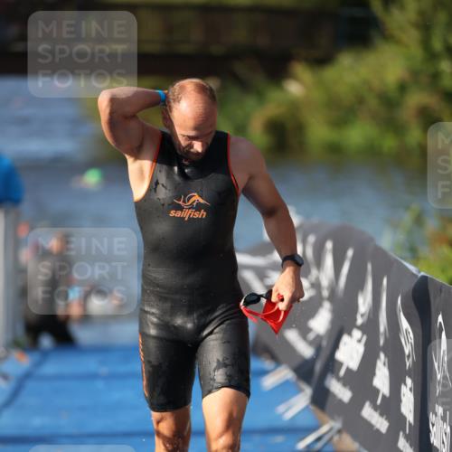 25.08.2024 - Elbe Triathlon Hamburg H.Heesch http://msf.ph/oto/6860147 25.08.2024 09:14:04 Schwimmen 349, 367, 408, 420, 440 meine-sportfotos.de
