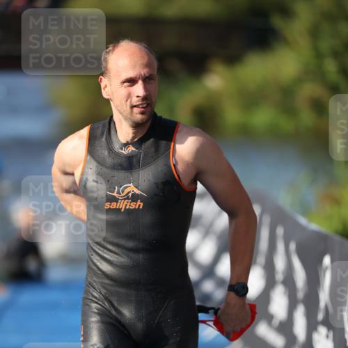 25.08.2024 - Elbe Triathlon Hamburg H.Heesch http://msf.ph/oto/6860156 25.08.2024 09:14:05 Schwimmen 349, 367, 408, 420, 440 meine-sportfotos.de