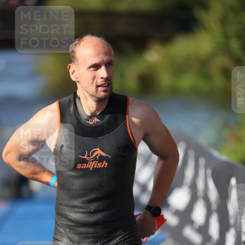 25.08.2024 - Elbe Triathlon Hamburg H.Heesch http://msf.ph/oto/6860177 25.08.2024 09:14:05 Schwimmen 349, 367, 408, 420, 440 meine-sportfotos.de